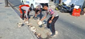 Peduli Keselamatan Pengguna Jalan, Polres Manggarai Barat Tambal Jalan Berlubang di Labuan Bajo