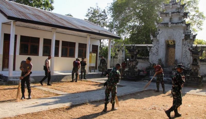 KATANTT.COM---Prajurit TNI di perbatasan RI-RDTL melakukan kerja bakti gabungan Polri dan Pemerintah Daerah Belu bersihkan tempat-tempat ibadah dalam wilayah Kota Atambua, Jumat (11/10/2024) pagi.