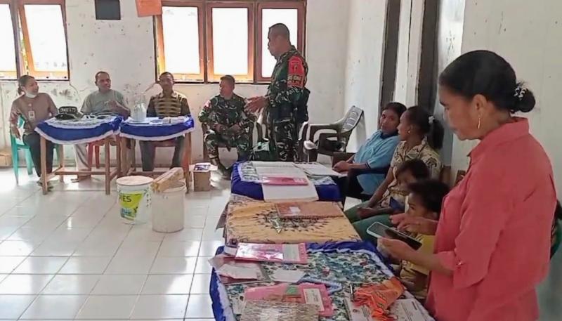 Satgas Yonif 741/GN Bina Warga Olah Pupuk Cair Organik 