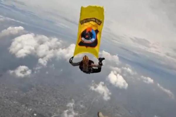  Aksi Heroik Karo Ops Polda NTT Kibarkan Bendera di Udara Saat Terjun Payung