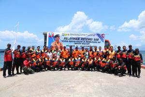 50 Peserta Lolos Pelatihan Potensi SAR Pertolongan di Permukaan Air yang Digelar SAR Maumere 