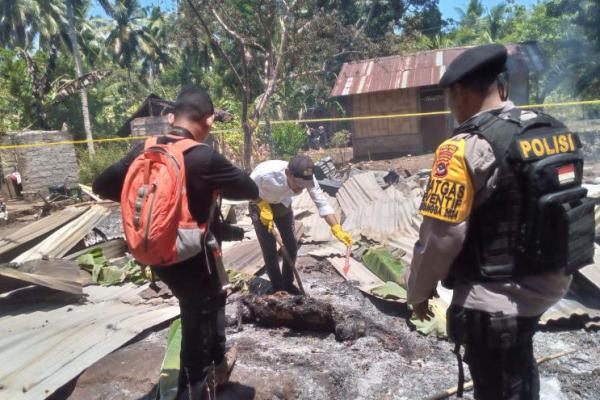 Aparat Identifikasi Satreskrim Polres Flores Timur melakukan olah tempat kejadian perkara (TKP) di sebuah rumah yang terbakar di Dusun 3, Desa Bugalima, Kecamatan Adonara Barat, Kabupaten Flores Timur, Senin (21/10/2024).