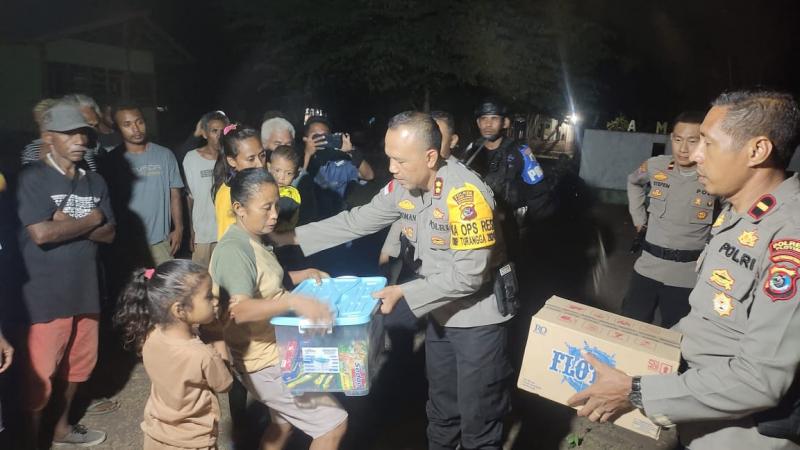 Bantu Rngankan Beban Korban Rumah Terbakar di Desa Bugalima, Kapolres Flores Timur Berikan Sembako 
