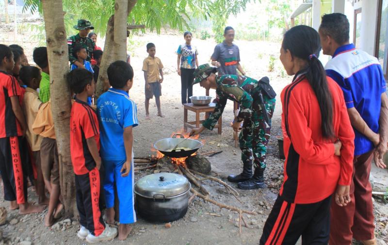 Satgas Yonif 741/GN Sosialisasi Produk Unggulan Keripik Pisang