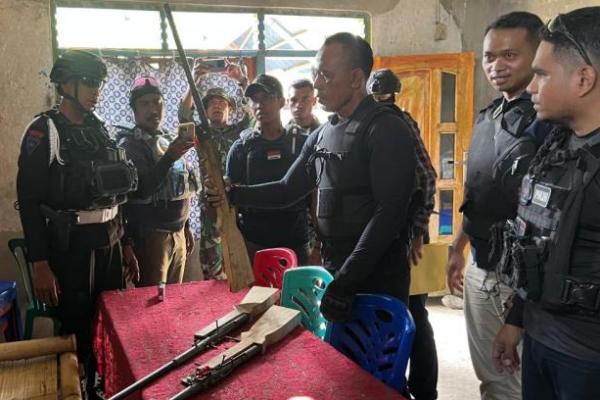 Tim Gabungan dari TNI dan Polri melakukan patroli dialogis di wilayah Kecamatan Adonara Barat, Kabupaten Flores Timur akhir pekan lalu. Patroli dialogis dipimpin Kapolres Flores Timur, AKBP I Nyoman Putra Sandita.