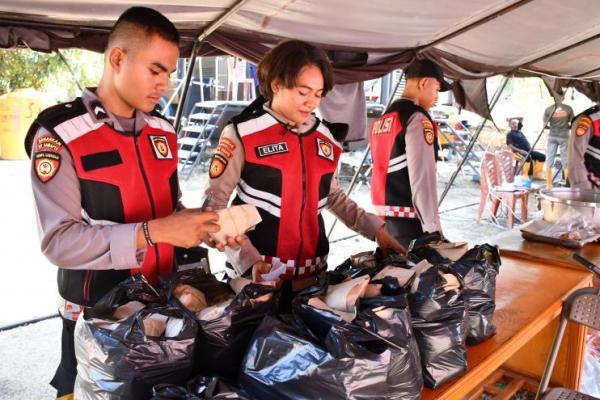 Anggota Polda NTT bersama TNI dari Kodim 1624/Flores Timur peduli pada masyarakat Desa Bugalima, Kecamatan Adonara Barat, Kabupaten Flores Timur yang terdampak konflik.
 