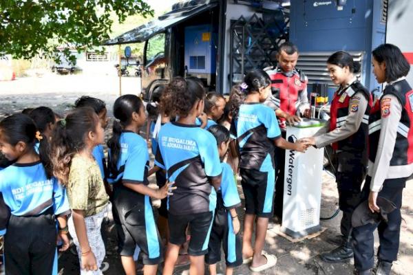 Bantu Beban Korban Kebakaran, Polda NTT Distribusikan Air Bersih di Desa Bugalima Pulau Adonara