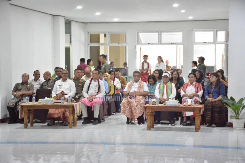 Penjabat Wali Kota Kupang Buka Lomba Tarian Kreasi Ayam Kaki Kuning dan Parade Tenun Sepe