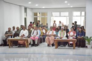 Penjabat Wali Kota Kupang Buka Lomba Tarian Kreasi Ayam Kaki Kuning dan Parade Tenun Sepe