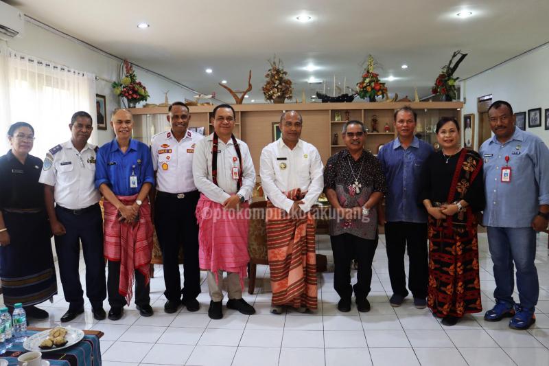 Penjabat Wali Kota Kupang Temui Uskup Agung Kupang, Perkuat Sinergi Penanganan Masalah Sosial