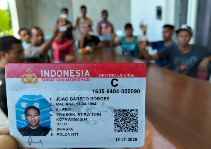 KATANTT.COM---Willybrodus Lay buatkan SIM C gratis untuk belasan pekerja ojek yang berpangkalan di persimpangan Mariam antara Kantor Subdenpom Atambua dan Mapolres Belu wilayah perbatasan RI-RDTL.