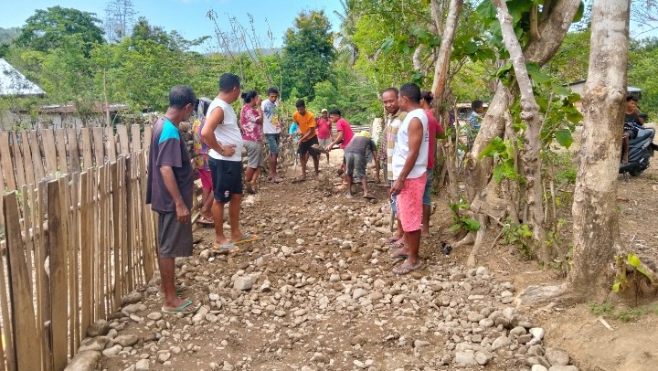 Anggota DPRD Belu, Marthen Nai Buti Bantu Matrial Perbaiki Jalan Lingkungan