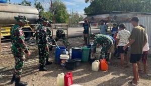 Prajurit Pos Salore Satgas Yonif 741/GN Distribusi Air Bersih ke Warga