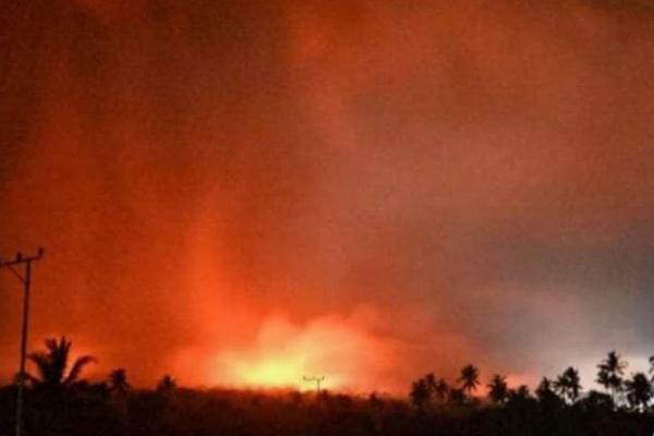  Gunung Lewotobi Laki-laki  di Flores Timur Keluarkan Nyala Api dan Semburkan Pasir Panas