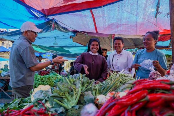 Debat ketiga atau debat terakhir antar pasangan Calon Gubernur dan Wakil Gubernur Nusa Tenggara Timur (NTT) dalam pemilihan tahun 2024 akan berlangsung Rabu besok (20/11/22024). Pasangan nomor urut satu Yohanis Fransiskus Lema dan Jane Natalia Suryanto (Ansy-Jane) menyatakan kesiapannya untuk mengikuti debat mendatang.