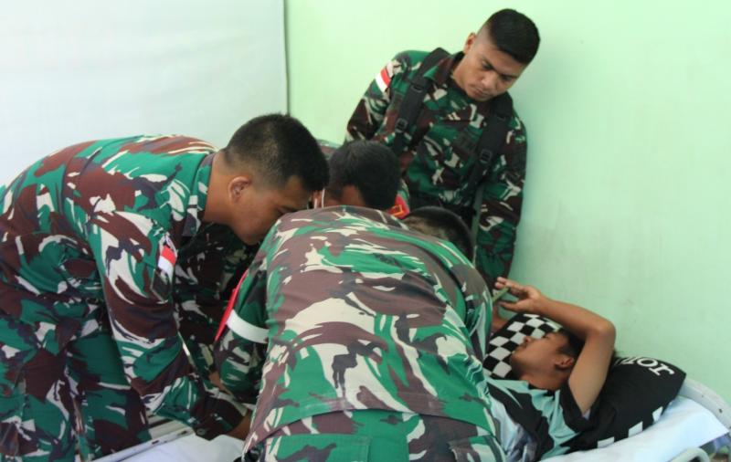 Satgas Yonif 741/GN Berikan Pelayanan Sunat Gratis Bagi Warga Perbatasan Belu