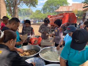  Anggota Polri dan TNI Gotong Royong Siapkan Makanan untuk Pengungsi Erupsi Gunung Lewotobi