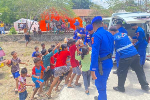 Aparat Markas Unit (Marnit) Polairud Flores Timur ambil bagian dalam menangani bencana alam erupsi gunung api di Kabupaten Flores Timur.
