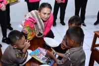  Ketua Umum Bhayangkari Berikan Bantuan Kemanusiaan di Polres Kupang