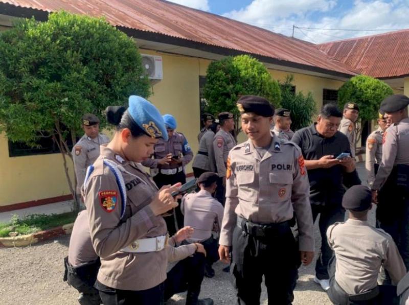 Cegah Praktek Judi Online, Propam Polda NTT Mendadak  Periksa Handphone Anggota