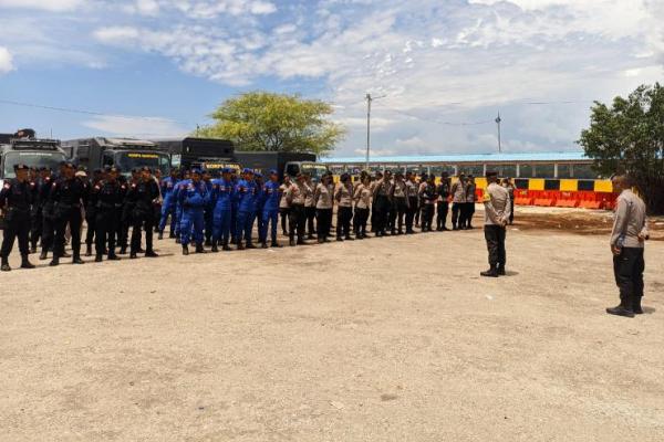  Polda NTT Terjunkan 117 Anggota ke Flotim Bantu Korban Erupsi Gunung Lewotobi Laki-laki