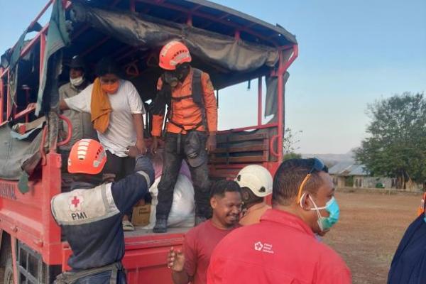 Evakuasi Warga Terdampak Erupsi Gunung Lewotobi Terus Dilakukan Tim SAR Gabungan 