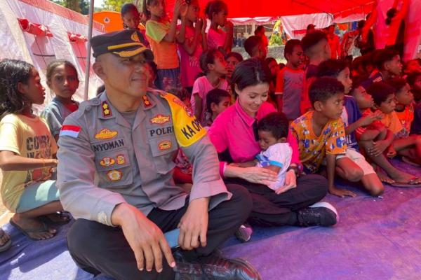 Isi Waktu Luang, Kapolres dan Bhayangkari Flores Timur Hibur Anak-anak Korban Erupsi Gunung Lewotobi