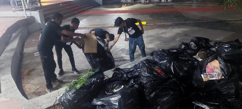 Jaga Kebersihan Kota Kupang, Relawan Jeriko-Adinda Bersihkan Sampah Usai Kampanye Akbar