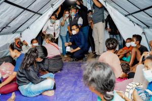 Empati Korban Erupsi Gunung Lewotobi,  Cagub NTT Ansy Lema Blusukan ke Kamp Pengungsi di Sikka