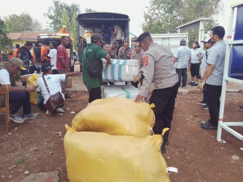  Kapolri Salurkan Bantuan untuk Korban Erupsi Gunung Lewotobi di Posko Kobasoma Flores Timur