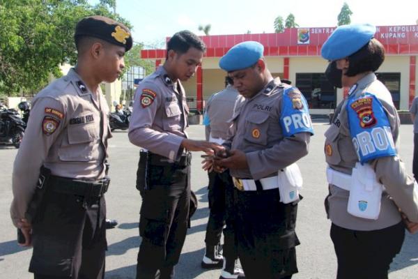 Cegah Praktek Judi Online, Propam Polda NTT Razia Ponsel Anggota Polres Kupang Kota