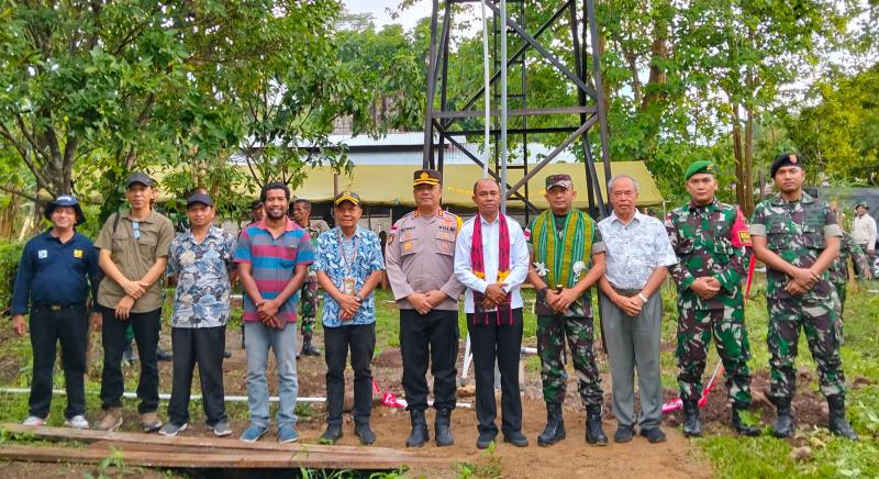KATANTT.COM---Vikjen Keuskupan Atambua, Pater Vincentius Wun, SVD memberikan apresiasi kepada Kasad TNI AD atas kepeduliannya melalui program TNI manunggal air membangun sumur bor di kompleks Keuskupan Atambua.