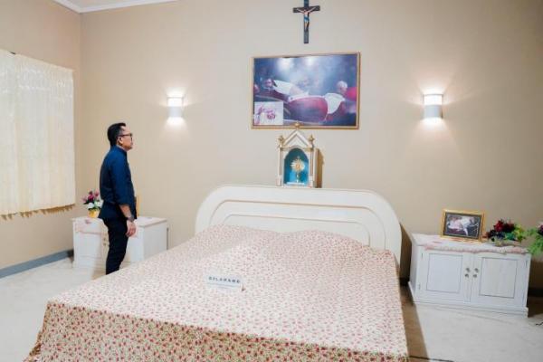 Calon Gubernur Nusa Tenggara Timur (NTT) nomor urut satu Yohanis Fransiskus Lema atau yang lebih dikenal sebagai Ansy Lema mengunjungi Seminari Tinggi Interdiosesan Santo Petrus Ritapiret yang merupakan salah satu tempat bersejarah bagi umat Katolik pada Rabu (13/11/2024). Tempat bersejarah tersebut terletak di Desa Nita, Kecamatan Nita, Kabupaten Sikka.