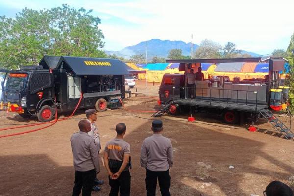 Anggota BKO Brimob Polda NTB dan Bali Diterjunkan Bantu Korban Erupsi Gunung Lewotobi