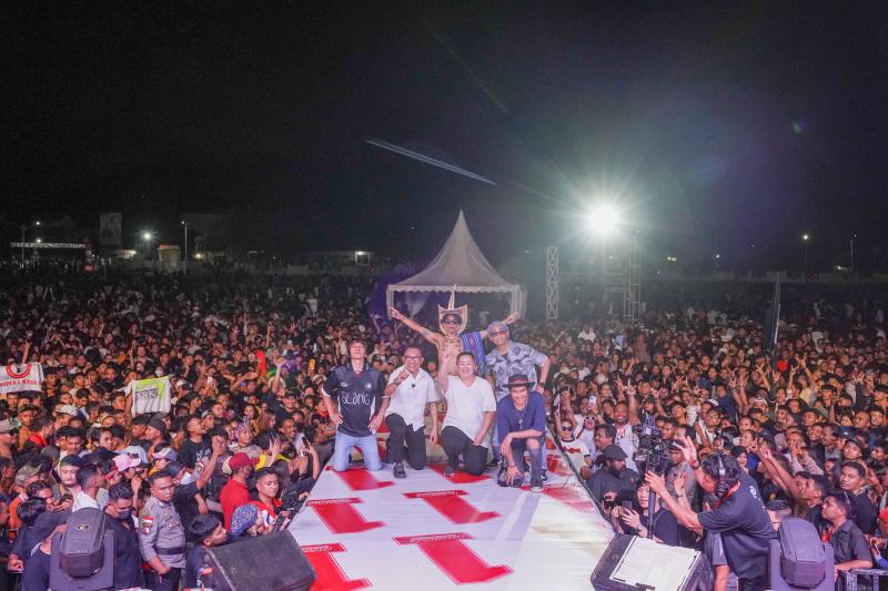 Ribuan masyarakat Kabupaten Timor Tengah Utara (TTU) dan sekitarnya memadati Lapangan Oemanu, Kefamenanu, dalam acara bertajuk Malam Doa dan Amal bagi masyarakat korban bencana erupsi Gunung Lewotobi Flores Timur pada Senin (18/11/2024) malam.