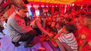 Hibur Anak-Anak di Posko Trauma Healing, Kapolri Pastikan Pendidikan Tetap Berjalan