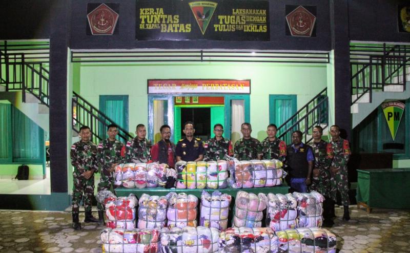 Satgas Yonif 741/GN Gagalkan Penyelundupan 14 Ball Pakaian Bekas dari Timor Leste