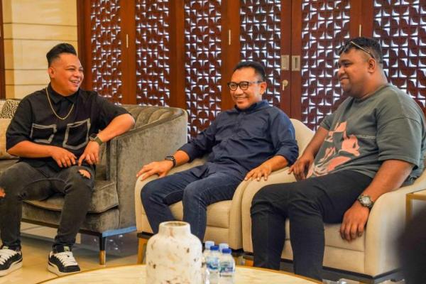 Menjelang hari kampanye terakhir Pasangan Calon Gubernur dan Wakil Gubernur Nusa Tenggara Timur (NTT) nomor urut satu Yohanis Fransiskus Lema dan Jane Natalia Suryanto (Ansy-Jane), Ansy Lema makan siang bersama Andmesh Kamaleng dan Mario G. Klau. Dua putra terbaik NTT tersebut akan tampil dalam pesta rakyat yang digelar di Lapangan Pancasila, Kabupaten Ende, malam ini, Sabtu (23/11/24).