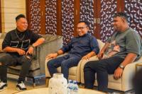 Jelang Kampanye Terakhir di Ende, Ansy Lema Bincang Santai Bersama Andmesh & Mario Klau