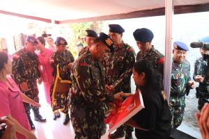 Brimob Polda NTT Bedah Rumah Pegawai Harian Lepas Satbrimob Polda NTT