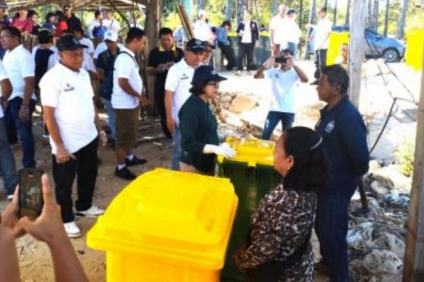 Rektor Universitas Gajah Mada (UGM), Prof. Ova Emilia bersama beberapa dosen dan puluhan mahasiswa KKN UGM, memungut sampah di kawasan Pantai Warna Oesapa Kupang, pada Sabtu 20 Juli 2024 pagi. Ini merupakan kegiatan Bakti Sosial yang digelar Kagama NTT dan Bank TLM bersama UGM di Kota Kupang.