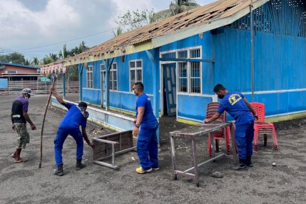  Polairud Polda NTT Distribusi Logistik Pilkada di Lokasi Pengungsian di Flotim