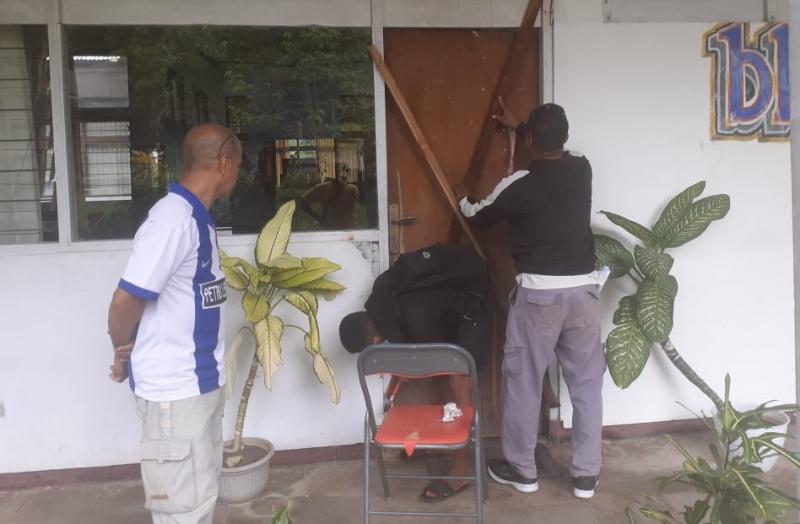 Puluhan Eks Tenaga Kontrak Segel Kantor BKPSDMD Belu