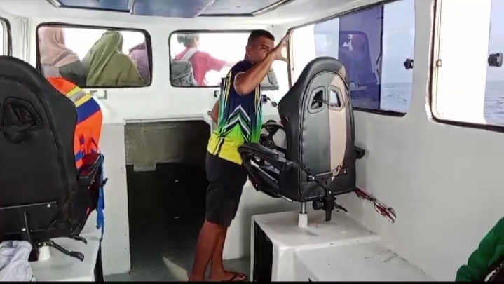 Dramatis Evakuasi Pasien oleh Satpolair Polres Ende di Tengah Laut 