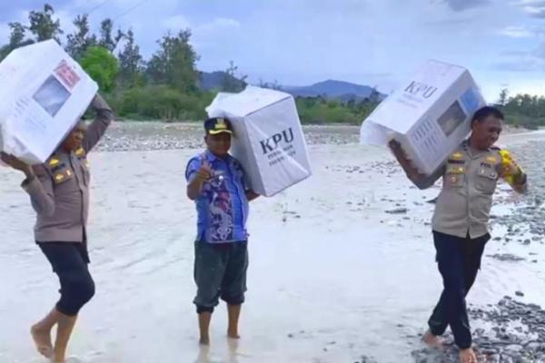  Perjuangan Anggota TNI & Polri di Amfoang Timur Terobos Banjir Bawa Logistik Usai Pilkada 