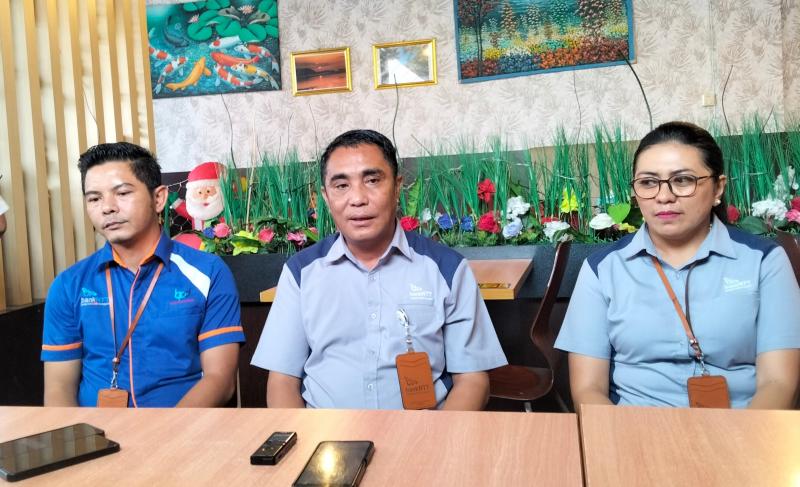 Pimpinan Cabang Bank NTT Atambua, Lorenzo Bere Mau didampingi Kepala Cabang Pembantu Motaain, Roy Fulbertus (kiri) dan Kepala Devisi Supervisi Dana, Lally Adoe Kadji (kanan) saat jumpa pers bersama awak media, Selasa (3/12/2024). 