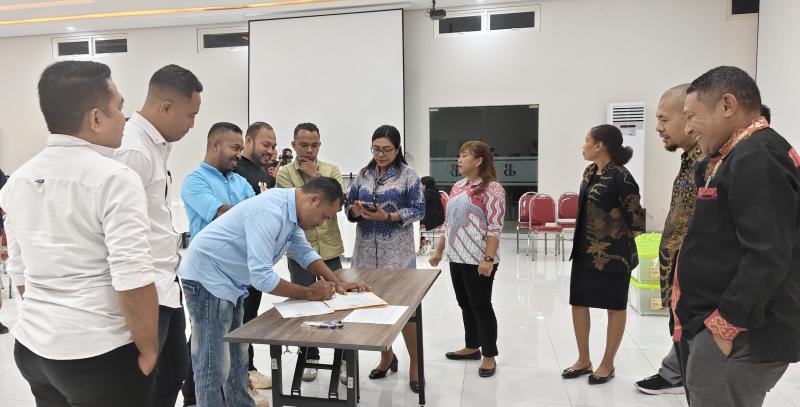 KATANTT.COM---Saksi pasangan Calon Bupati-Wakil Bupati Belu nomor urut 2, Agustinus Taolin-Yulianus Tai Bere menolak untuk menandatangani berita acara perolehan suara hasil Pilkada Belu 2024.