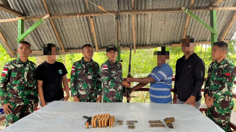 KATANTT.COM---Warga di Desa Tulakadi, Kecamatan Tasefeto Timur, Kabupaten Belu, daerah perbatasan antara Indonesia dan Timor Leste menyerahkan senjata api (senpi) dan munisi ke Satgas Pamtas Yonif 741/Garuda Nusantara.
