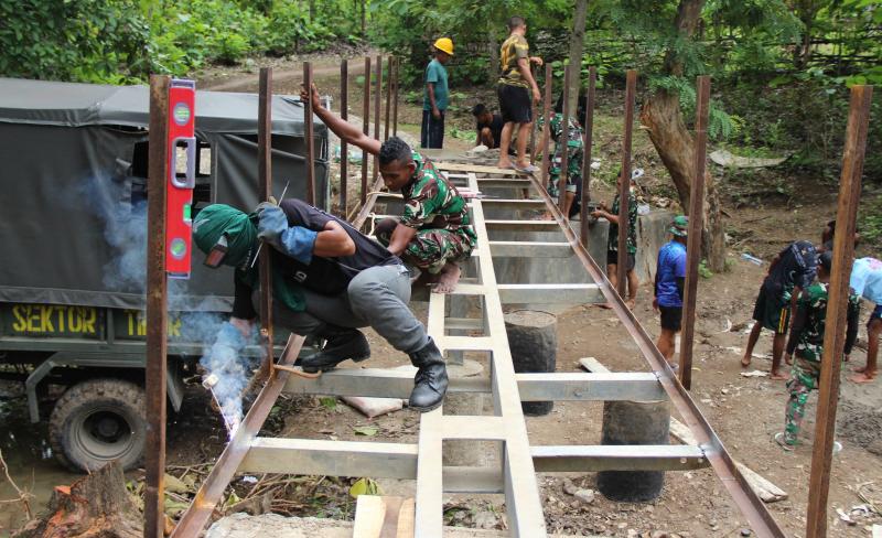 Progres Pembangunan Jembatan Bantuan Satgas Yonif 741/GN di Belu Capai 80 Persen 
