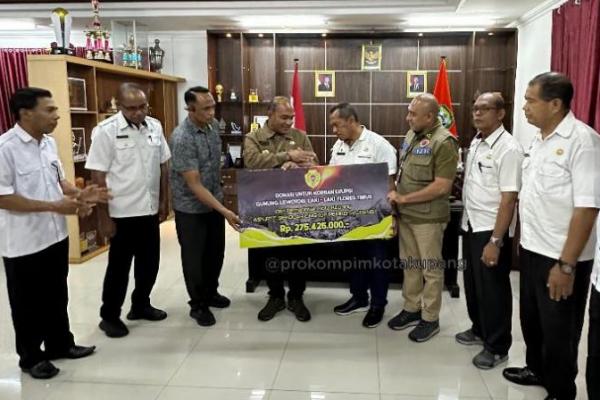 Penjabat Wali Kota Kupang Serahkan Bantuan untuk Korban Erupsi Gunung Lewotobi di Flores Timur